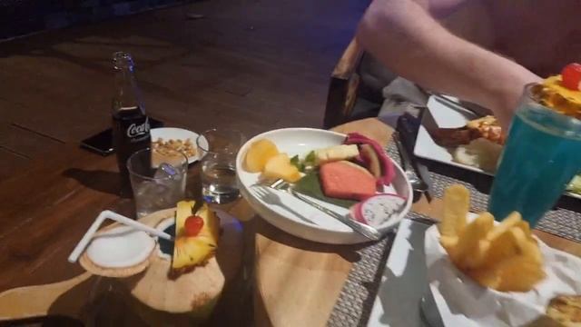 Веселенькие кушаем лобстера в ресторане на острове Самуи