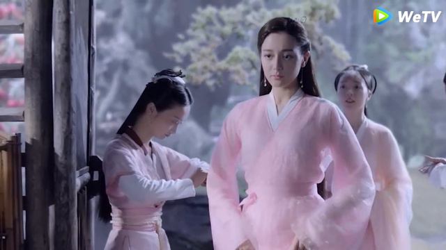 The bad princess slanders Feng Jiu behind her back,Feng Jiu teaches the bad princess a lesson смотреть онлайн
