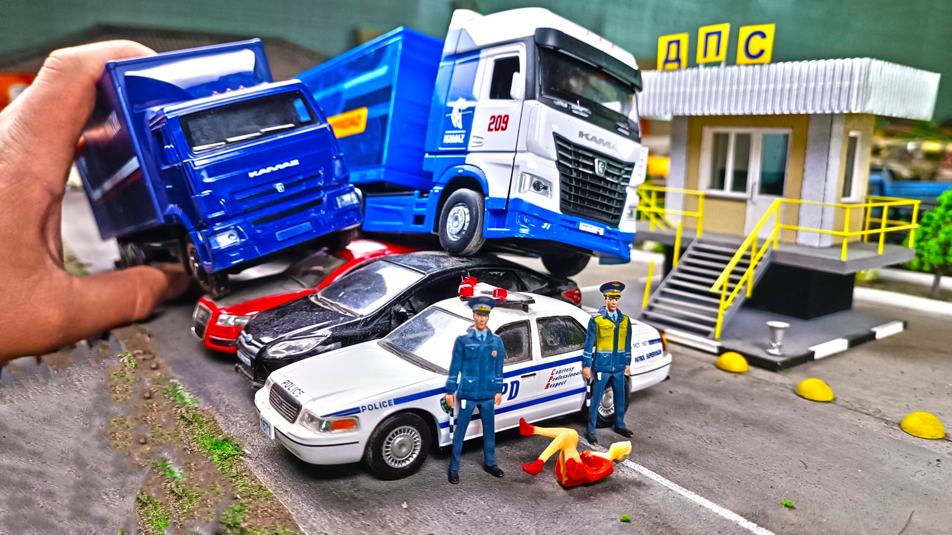 Грузовики таранят машины