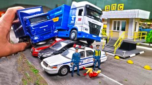 Грузовики таранят машины