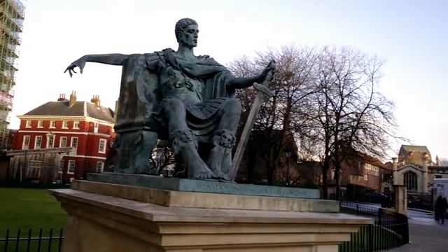 YORK: Statue of Roman Emperor CONSTANTINE THE GREAT, why the statue is here #travel #yorkshire смотреть онлайн