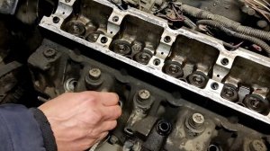 Замена маслосъёмных колпачков.