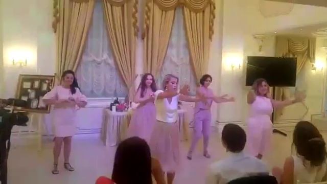 Танец друзей на свадьбе