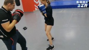 Удары в боксе. Отработка комбинации на средней дистанции после защиты.Бокс SZR.