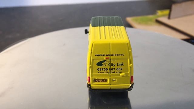 Oxford Diecast 76FT025 City Link Ford Transit Van With Working Hazards смотреть онлайн