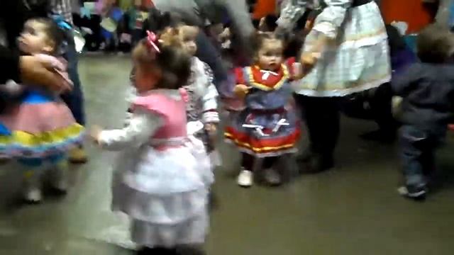 Ísis Dançando na Festa Julina EMEI Flavia смотреть онлайн