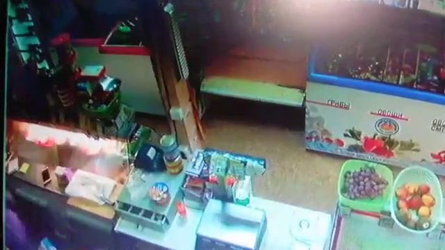 Кражу денег из кассы магазина в пригороде Южно-Сахалинска засняла видеокамера смотреть онлайн