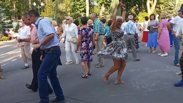 Кохання- золото!!!??Танцы в парке Горького!!!??Харьков 2021 смотреть онлайн