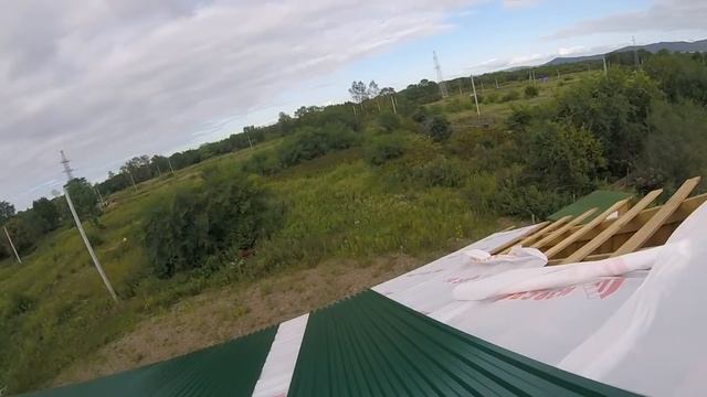 Как поднять и установить профлист на крышу в одиночку//raise the sheet on the roof смотреть онлайн