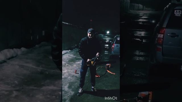 УРОКИ САДОВОДСТВА !!! Как заводить бензопилу и газонокосилку !! Скос травы в домашних условиях !! смотреть онлайн