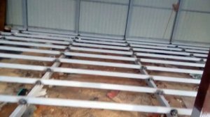 Каркас террасы под доску ДПК из металлического профиля на сваях.