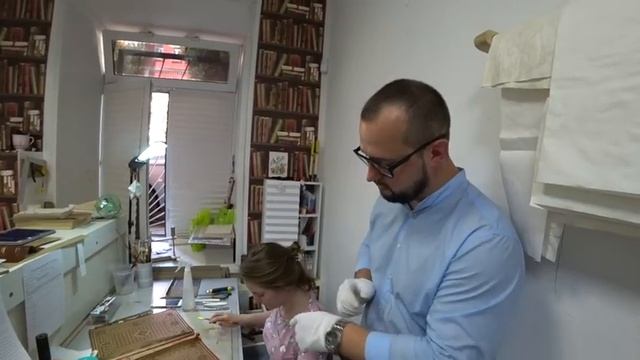 Зачем книги кладут в воду или всё о реставрации смотреть онлайн