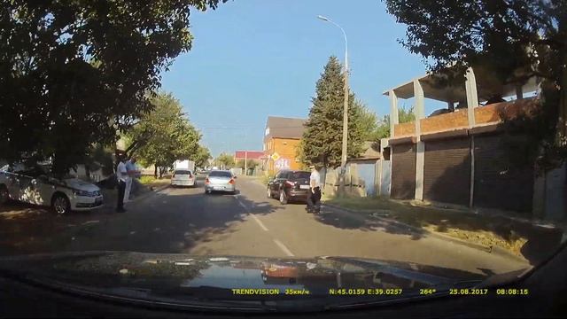 ГИБДД ловит в мутной воде рыбку смотреть онлайн