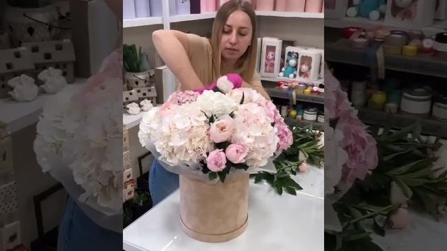 КАК СДЕЛАТЬ ШЛЯПНУЮ ПОДАРОЧНУЮ КОРОБКУ С ЦВЕТАМИ. ГОРТЕНЗИИ С ПИОНАМИ В ШЛЯПНОЙ КОРОБКЕ. ДОСТАВКА смотреть онлайн