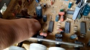 Разбираем два старых монитора на драгметаллы.