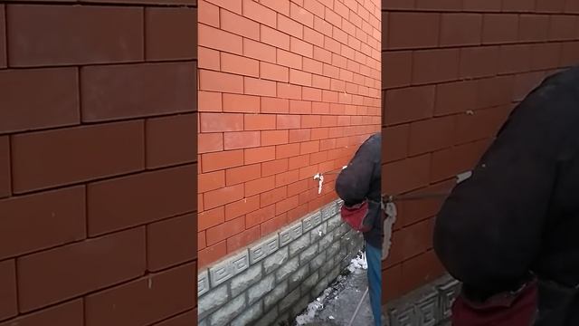 Утеплитель ПеноВата из Пеноизола в пустоты между блоком и красным кирпичом в Курске смотреть онлайн