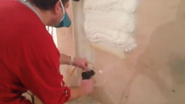 Напыление пенополиуретана портативной установкой. смотреть онлайн