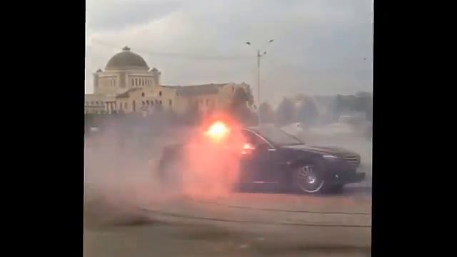 Вот как ЦЕШКА дрифтует г.Грозный.C63 AMG DRIFT CHECHEN REPUBLUCK/ смотреть онлайн