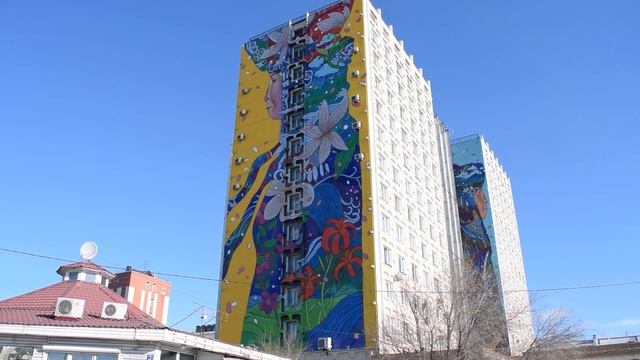 30-метровая картина. В Улан-Удэ презентовали мурал на гостинице «Бурятия» смотреть онлайн