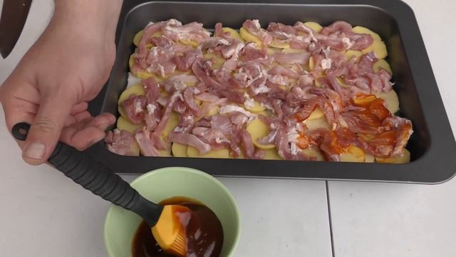 ДОЧКА ОБОЖАЕТ ЗАПЕЧЕННУЮ КАРТОШКУ с МЯСОМ, ЛУКОМ и СОУСОМ на ГРИЛЕ Готовим и релаксируем под дождём смотреть онлайн