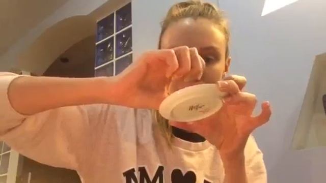 Как снять шеллак в домашних условиях , без повреждения ногтей . Дешевый вариант )) смотреть онлайн