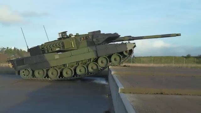 Danish Army's Leopard 2A7 during obstacle course live fire exercises смотреть онлайн