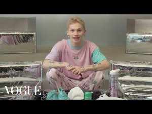 Что в сумке у Дани Милохина? | Vogue Россия