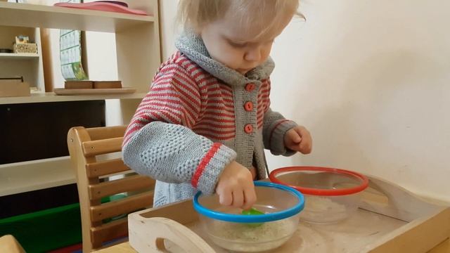 Эля на занятии Методика Монтессори, Деревянные игрушки смотреть онлайн