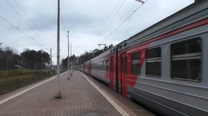 «Осторожно, двери закрываются.» Электропоезд ЭР2Р-7023 отправляется от платформы Турист