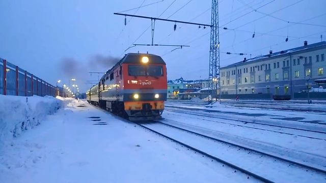 Тэп70бс 198 с пригородным поездом на станции Киров. Приветливая ЛБ! смотреть онлайн