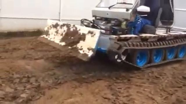 Гусеничный вездеход - работа с отвалом смотреть онлайн