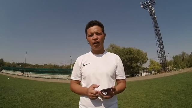 Будущая звезда футбола! Разворот с мячом, финты! смотреть онлайн