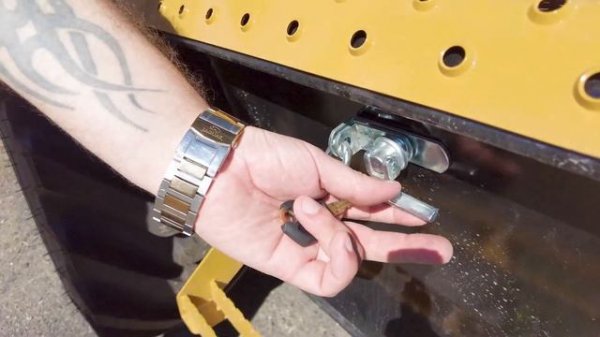 Как мы покупали новый экскаватор-погрузчик Caterpillar (CAT 444)