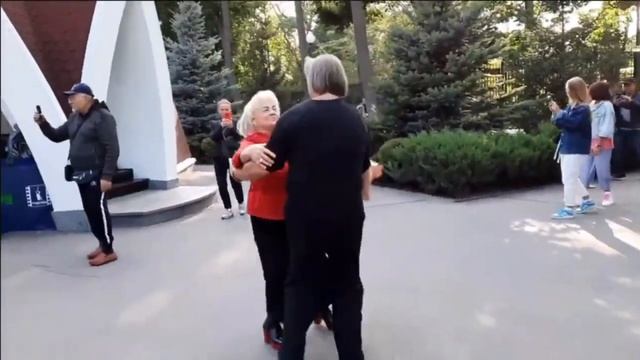 ЗАКРУЖИЛА ЖИЗНИ ОСЕНЬ НАШИ ЧУВСТВА В ЛИСТОПАД смотреть онлайн