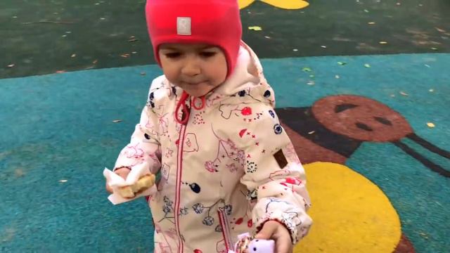 Маленькие кошечки плачут на площадке в детском саду. Викуся спасет котят! СУПЕР ГЕРОЙ! смотреть онлайн