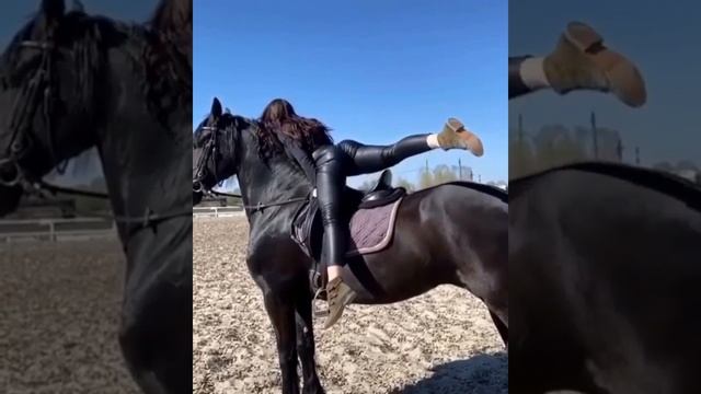 Спортивная девушка и красивый трек смотреть онлайн