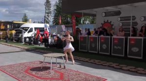 Очень юная гимнастка и акробатка Василина Слука, выступает и демонстрирует свою гибкость и силу!