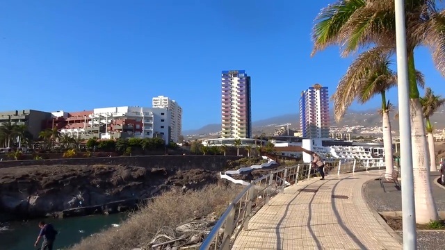 ВЛОГ Гигантский желейный медведь в бассейне Акула укусила Катю за попу POO in the POOL & Gummy Bear смотреть онлайн