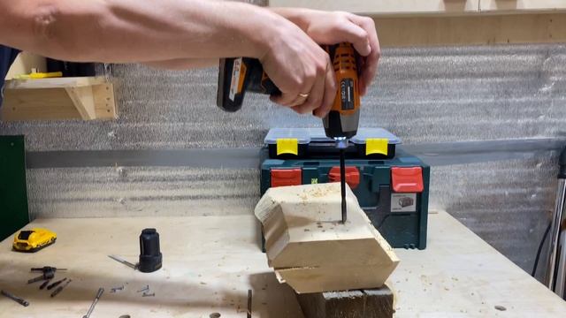 09 Аккумуляторный инструмент AEG: импакт AEG BSS 12C, МФИ AEG BMT12C, перфоратор AEG BBH12.