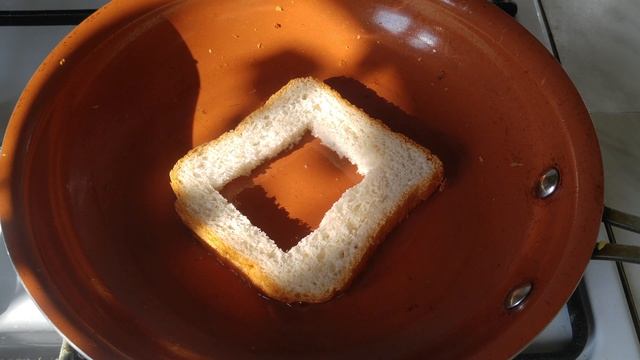 Быстрый завтрак: хлеб в яйце или яйцо в хлебе из детства #БезЕды смотреть онлайн