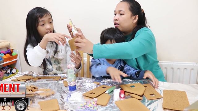 Gingerbread House Family Bonding Idea смотреть онлайн
