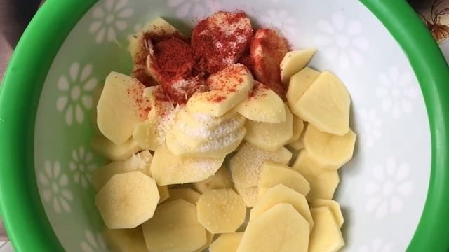 DUXOVKADA TOVUQ VA KARTOSHKA PISHIRISH / Курица с картошкой в духовке смотреть онлайн