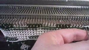 Красивый узор "Летящие стрекозы" на вязальной машине.