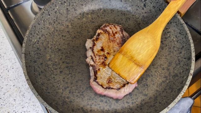 ЖАРЮ СТЕЙК ПРАВИЛЬНО!!! | СТЕЙК ИЗ ТЕЛЯТИНЫ ПОПРОСЯТ ДОБАВКИ... смотреть онлайн