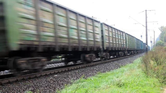 Электровоз ВЛ80т-1808 везет грузовой поезд с ползунами смотреть онлайн