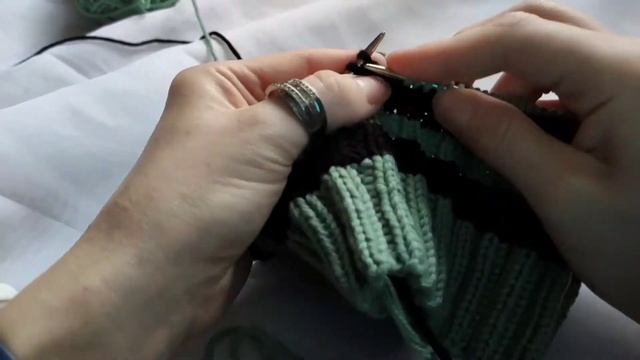 Смена цвета нити при вязании по кругу резинкой 2х2 смотреть онлайн