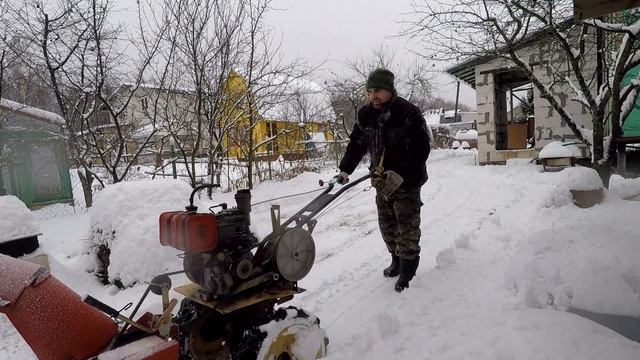 Cнегоуборщик СУН.1 Угра с "Каскадом" убирает мокрый снег смотреть онлайн