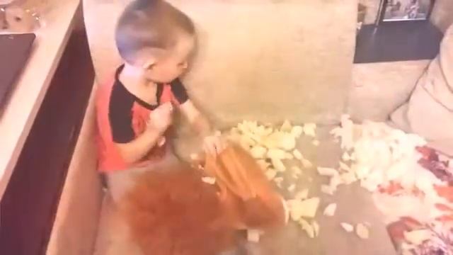 Видео для детей! Странные танцы! Толя танцует))) смотреть онлайн