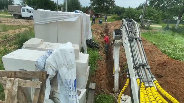 Прокладка газовой трубы к дому - мини экскаватор BobCat 334.Частный дом. Витебск. смотреть онлайн