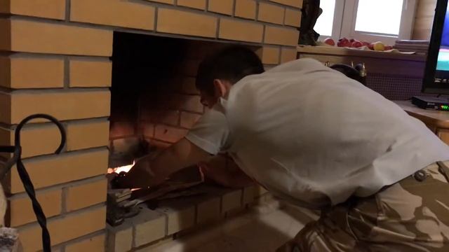Саша разжигает камин смотреть онлайн